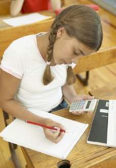 做作业的小学生图片