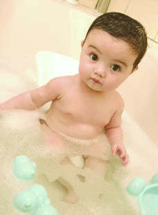 可爱的宝宝洗澡的可爱婴儿宝宝图片