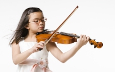 拉小提琴的小女孩图片