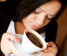 咖啡杯喝咖啡的少女图片