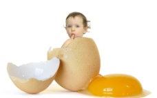 蛋壳中的可爱婴儿宝宝图片