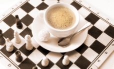 咖啡杯国际象棋盘上的一杯咖啡图片