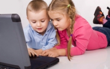爱上玩电脑的两个可爱孩子图片