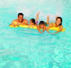 小户人家游泳的家庭图片