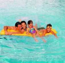 度假游泳的家庭图片