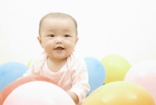 彩色气球中的婴儿宝宝图片