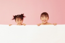 快乐女孩毛巾被后边的两个快乐小女孩图片