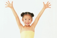 快乐小女孩举起双臂快乐的小女孩图片