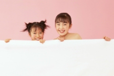 快乐女孩毛巾被后边的两个快乐小女孩图片