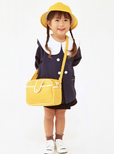 爱上带着小黄帽背着书包的小学生图片
