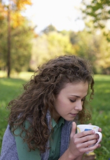 公园喝茶的女孩图片