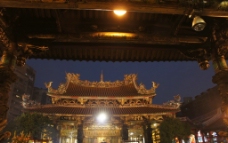台北艋舺 龙山寺夜景图片