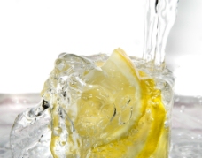 动感饮料动感冰块饮料水柱图片