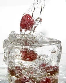 动感饮料动感冰块饮料水柱草莓图片