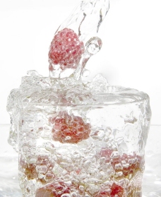 动感饮料动感冰块饮料水柱草莓图片