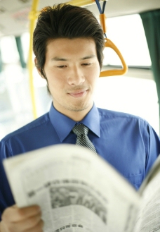 商务车公交车上看报纸的商务人物图片