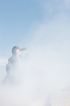 云雾缭绕的旅行儿童