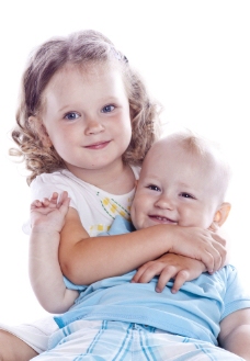 可爱小女孩小女孩抱着可爱的婴儿宝宝图片