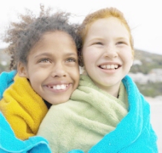 快乐小女孩毛巾包在一起快乐的小女孩图片