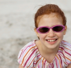 快乐小女孩沙滩快乐的小女孩图片