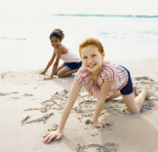 快乐小女孩沙滩快乐玩耍的小女孩图片