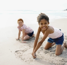 快乐小女孩沙滩快乐玩耍的小女孩图片