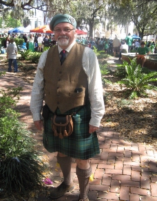 穿着爱尔兰风情民族服装的老人图片