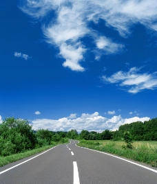 大自然蓝天白云绿野公路图片