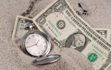 沙子上的手表和金钱图片
